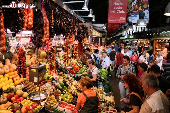 Immagine L'antico Mercato alimentare di Sant Josep a Barcellona, la famosa Boqueria sull Rambla nella capitale della Catalogna, in Spagna - © Tupungato / Shutterstock.com