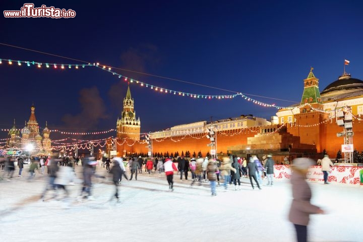 Immagine Pattinaggio sul ghiaccio sulla Piazza Rossa di Mosca - © Pavel Losevsky - Fotolia.com