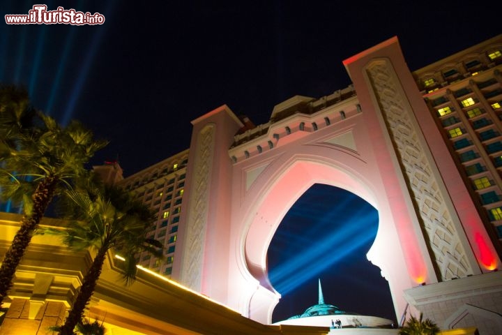 Atlantis a Capodanno le luci della festa a Dubai, mancano poche ore alla Mezzanotte