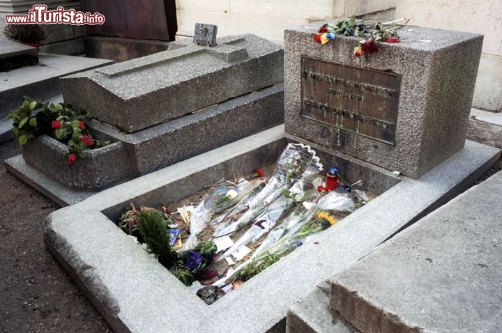 Immagine La tomba di Jim Morrison -  Il cantante fondatore dei Doors nel marzo del 1971 si trasferì a Parigi, con lo scopo di dedicarsi alla poesia, ma in modo inaspettato, e poco chiaro, trovò la morte nel luglio dello stesso anno, nella capitale della Francia e venne sepolto al Cimitero Pere Lachaise di Parigi. La tomba che è soggetta ad un incessante flusso di "pellegrini" non è quella originale, dato che la versione precedenta, completa di busto in marmo, era stata danneggiata da vandali, che avevano anche trafugato la statua raffigurante l'icona del Rock - © Amélie Dupont / Paris Tourist Office