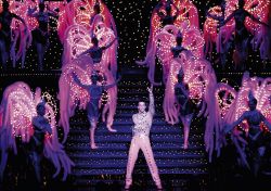 Coreografia di ballerine e cantante al Moulin Rouge di Parigi - Un tempo qui si esibivano grandi e particolari artisti, da Liza Minnelli a Frank Sinatra, fino ad arrivare alle particolari performance ...