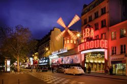 Esterno dell'iconico locale Moulin Rouge ...