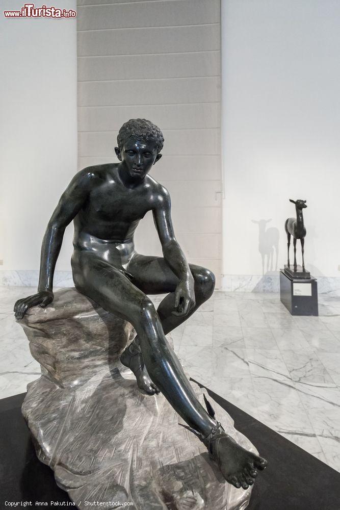 Immagine Statua romana in bronzo esposta nel museo Archeologico di Napoli. - © Anna Pakutina / Shutterstock.com