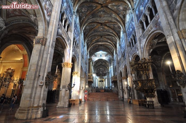 Immagine Interno della Cattedrale di Parma - Il Duomo presenta una struttura a croce, con tre navate, con il transetto e l'abside rialzati