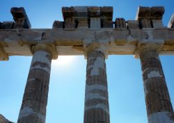 Il Partenone di Atene - Un tempo ad abbellirlo erano metope e triglifi in marmo oggi esposti tra il Museo dell'Acropoli e presso il British Museum di Londra