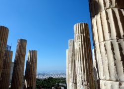 La magia di antiche colonne che ancora oggi svettano sull'Acropoli di Atene