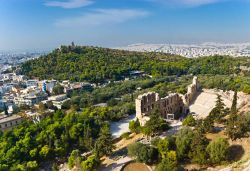 La vista sull'Odeon di Erode Attico - teatro di pietra dell'Acropoli di Atene con la collina Philopappos sullo sfondo  - © eFesenko / Shutterstock.com