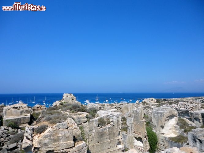 Immagine Paesaggio con cave di tufo a Favignana, Sicilia. Le tipiche grotte di tufo fotografate dall'alto. Cingono la cala rendendo il paesaggio dell'isola fra i più caratteristici delle Egadi