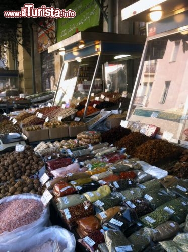 Immagine Tra i banchi del mercato di frutta e verdura non si trovano solo prodotti freschi, ma anche confezionati