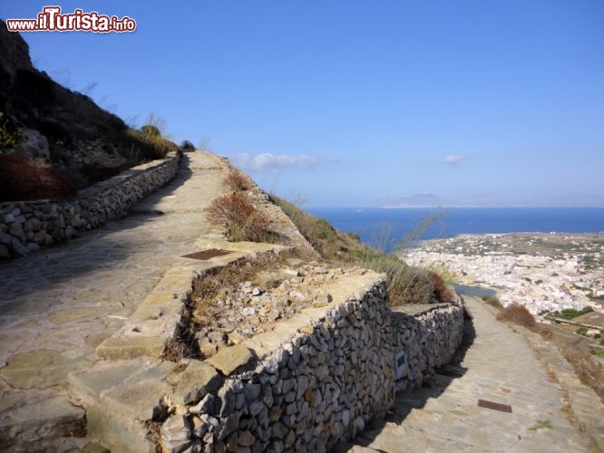 Immagine Itinerario sull'isola di Favignana, Sicilia. Da Praia parte il percorso che si snoda per circa 3 km e conduce in cima alla collina alta poco più di 300 metri