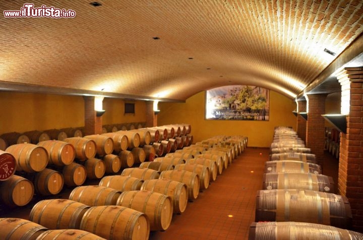 Immagine La barricaia della cantina Vignaioli Del Morellino di Scansano.