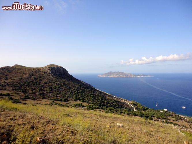 Immagine Levanzo visto dall'isola di Favignana, Sicilia. Uno scorcio fotografico di Levanzo, la più piccola delle Egadi, vista dall'alto di Favignana