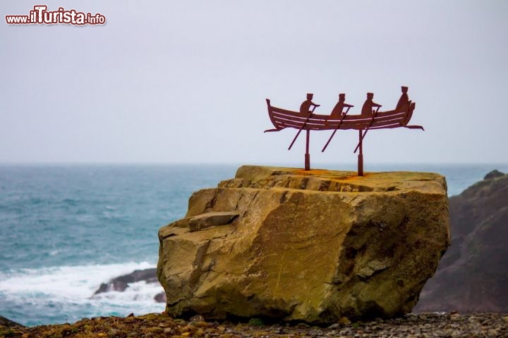 Immagine Un monumento ai pescatori eretto su di una roccia della baia di Vagseidi - © Michela Garosi / TheTraveLover.com