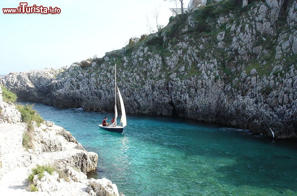 Immagine Barca a vela Acquaviva vicino a Marina di Marittima in Puglia (Salento) - ©  Salento81 - CC BY-SA 3.0, Wikipedia