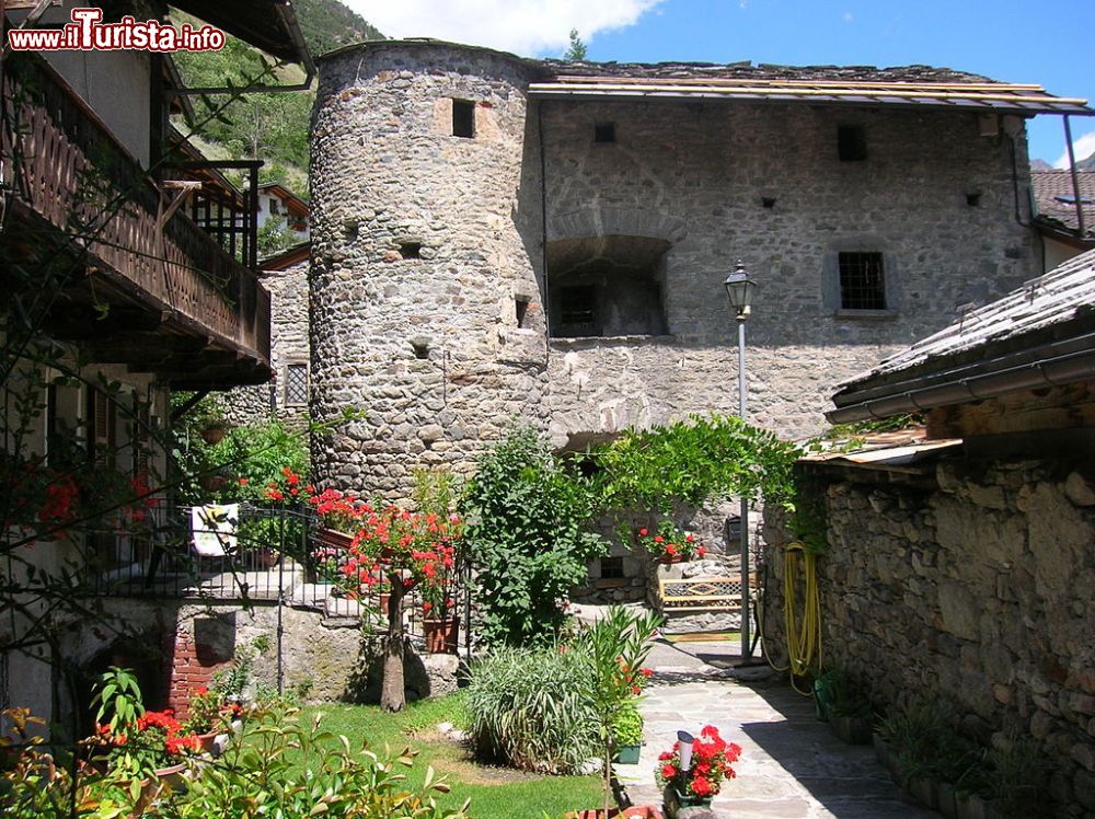 Immagine La Tornalla a Valpelline, Valle d'Aosta. Si tratta di una torre a pianta rotonda, situata nei pressi della chiesa parrocchiale del borgo. Risale al XV° secolo e al suo interno si trova ancora una scala a chiocciola ben conservata © Di Patafisik - Opera propria, CC BY-SA 3.0, Collegamento