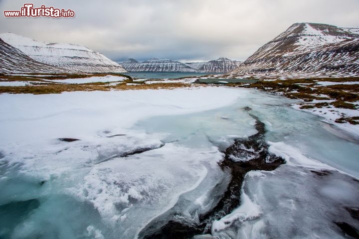 Immagine Un fiume gelato con  magico panorama a Eysturoy, Isole Faroe (Danimarca) - © Michela Garosi / TheTraveLover.com