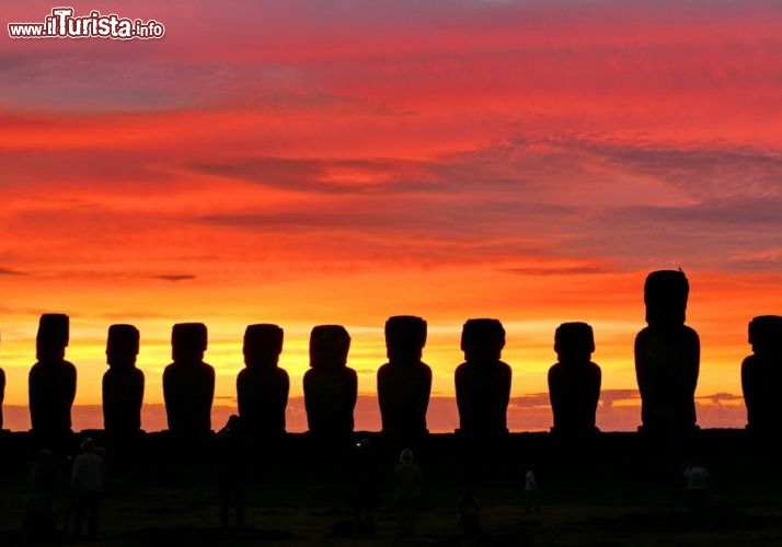 Immagine Il magico sito di tongariki, con le statue dei Moai all'alba - © DONNAVVENTURA® 2012 - Tutti i diritti riservati - All rights reserved