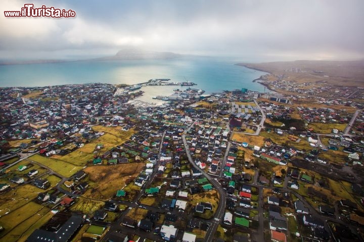 Immagine Vista dall'alto della capitale Torshavn e la sua baia - © Michela Garosi / TheTraveLover.com