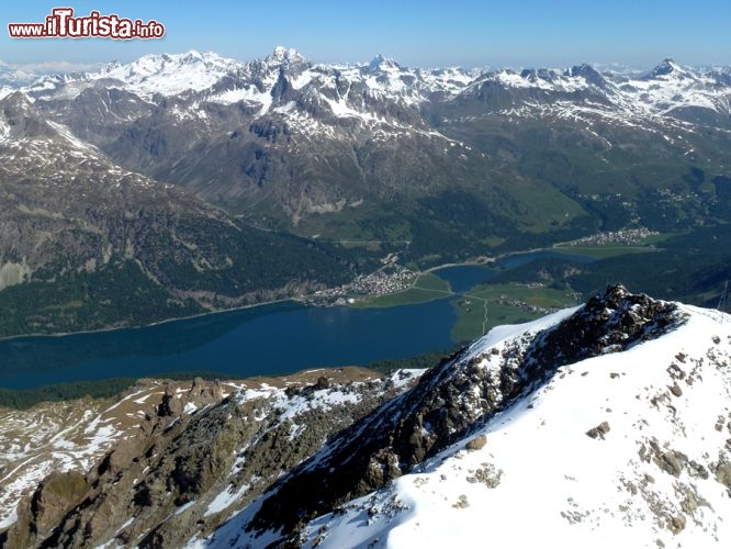 Immagine Dal Piz il panorama è semplicemente mozzafiato. Già ai 3.303 metri si potranno distinguere tutti i “giganti” dell’Engadina, che vanta svariate alture superiori ai 3.000 metri, come ad esempio il Pizzo Bernina (4.049 m), il Pizzo Roseg (3.937 m) ed il Pizzo Morteratsch (3.751 m). In basso suggellano lo sguardo i tre lagni incastonati nell'asse vallivo: Sills, Silvaplana e il lago di St. Moritz. 
