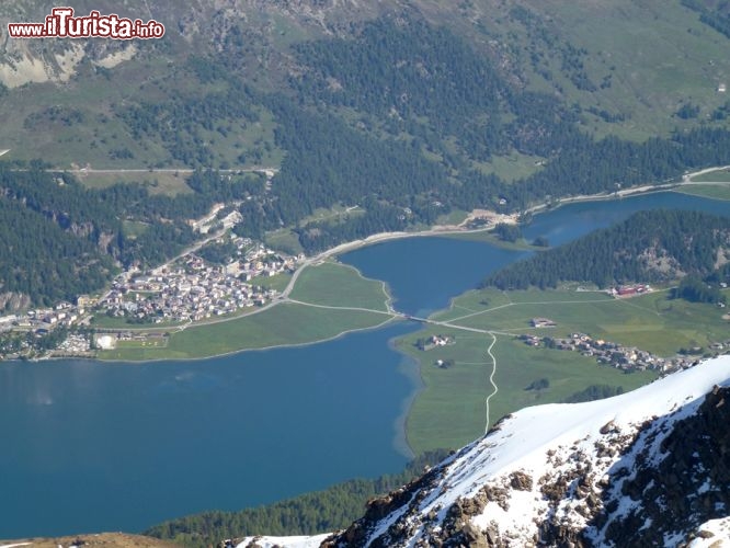 Immagine Silvaplana, Surlej, il ponte sul lago e si scorve il castello dal Piz Corvartsch