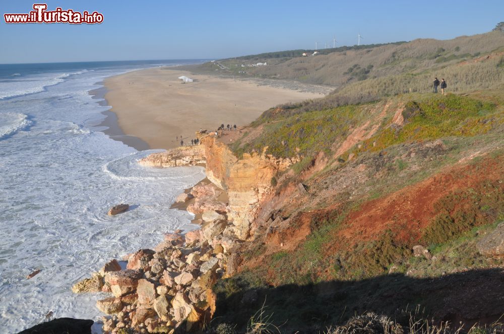 Immagine La costa rocciosa e una spiaggia selvaggia a nord di Nazaré in Portogallo.