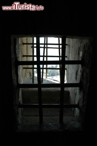 Immagine Nella cella di Cagliostro anche le sbarre erano parte della sua tortura, guardarvi a lungo attraverso distrubava la vista provocando forti malditesta.