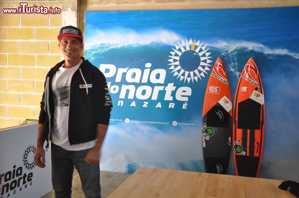 Immagine Il surfista romano Marcianò a Nazaré, Portogallo. Sullo sfondo, due tavole da surf.