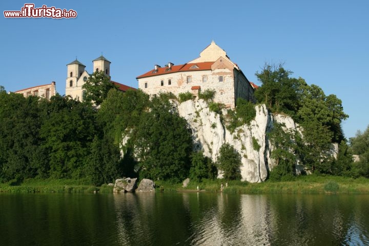 Immagine L'Abbazia Benedettina di Tyniec: si trova sul fiume Wisla, aoppena ad ovest del centro di Cracovia, e domina il fiume dall'alto di una rupe calcarea - © Krzysztof Slusarczyk / Shutterstock.com