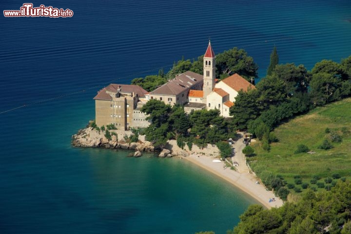 Immagine Abbazia benedettina a Bol, Brac (Vallo di Brazza). Siamo sulla costa sud dell'isola della Dalmazia, in Croazia - © LianeM / Shutterstock.com