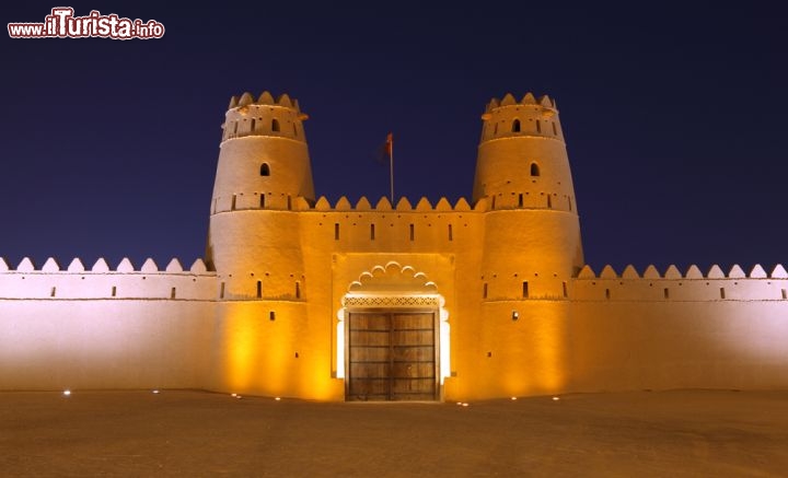 Immagine La fortezza di Al Jahili, nei pressi di Abu Dhabi, è tra le più imponenti degli Emirati Arabi. Simbolo di potere e prestigio, usata come residenza reale estiva, fu cominciata nel 1891 per volere dello Sceicco Zayed I e completata nel 1898 -  © Philip Lange / Shutterstock.com