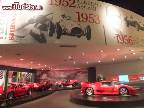 Immagine Tra le attrazioni del Ferrari World Park, ad Abu Dhabi, c'è la Galleria Ferrari. Unica al mondo, seconda in grandezza solo a quella di Maranello, la galleria ospita una bella mostra interattiva dedicata alle automobili dal 1947 ai giorni nostri -  © Ritu Manoj Jethani / Shutterstock.com