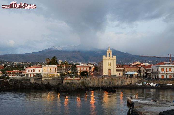 acireale fotografata dal mare sullo sfondo il foto acireale