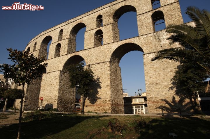 Immagine L'acquedotto romano di Kavala, Grecia - Fra le più interessanti e antiche testimonianze della città macedone, l'acquedotto (Kamares) supera l'avvallamento fra la città moderna e quella antica. I resti di questa imponente costruzione di epoca romana sono decisamente ben conservati
© vlas2000 / Shutterstock.com