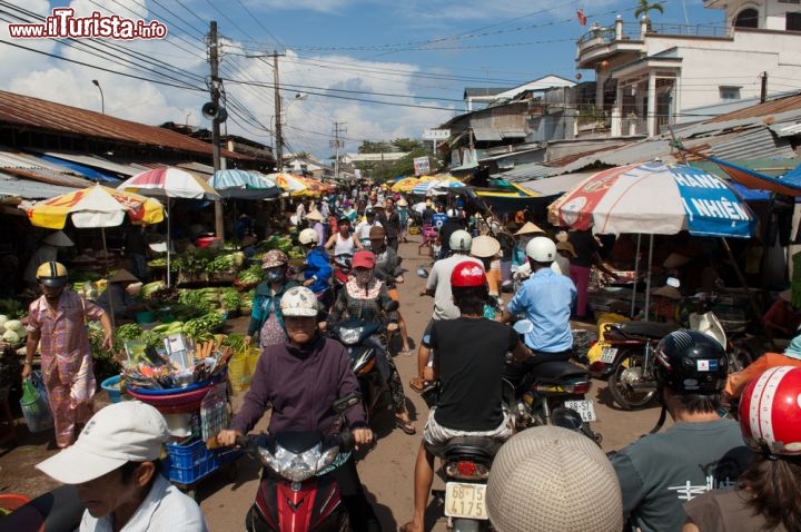 Immagine Affollato mercato cittadino sull'siola di Phu Quoc in Vietnam - © Patrik Dietrich / Shutterstock.com