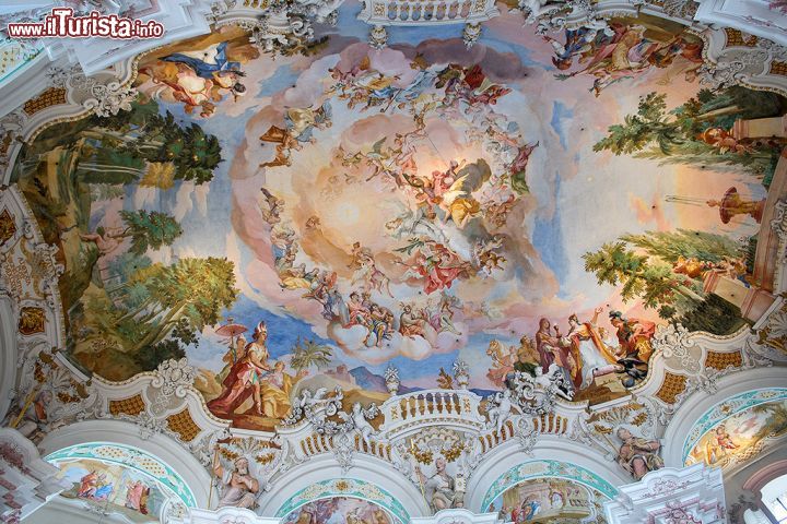 Immagine Affresco nella soffitto chiesa barocca di Steinhausen vicino a Bad Schussenried in Germania