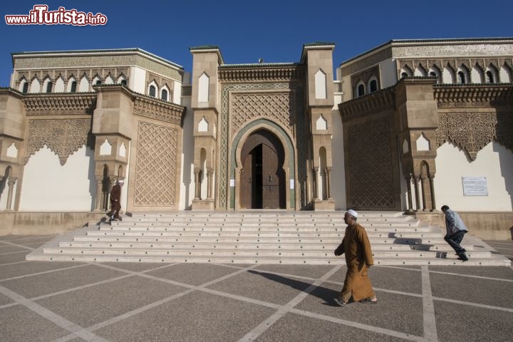 Immagine Passeggiata nel centro di Agadir, costa atlantica del Marocco: eccoci di fronte all'ingresso della moschea Loubnan - © The Visual Explorer / Shutterstock.com