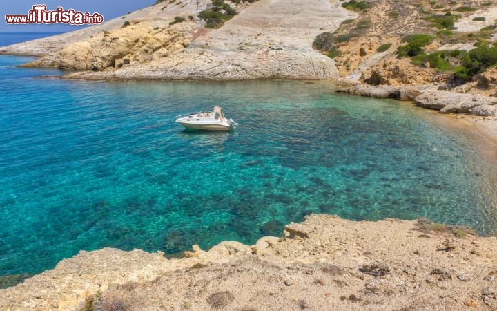 Immagine La Baia di Agioklima si trova nella parte sud-occidentale di Kimolos, piccola isola vulcanica appartenente all'arcipelago delle Cicladi, a breve distanza da Milos. Anche qui, come in tutte le isole della Grecia, il paesaggio è selvaggio e l'acqua è meravigliosa, ma Kimolos ha di bello la pace assoluta, perché è ancora poco battuta dal turismo di massa - © Lefteris Papaulakis / Shutterstock.com