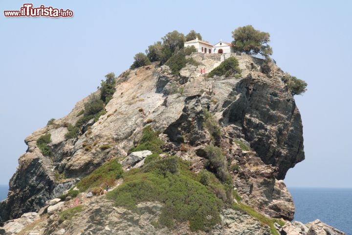 Immagine Agios Ionannis, la piccola chiesa si è trasformata nel set di Mamma Mia! Il film girato anche a Skopelos, l'isola delle Sporadi in Grecia - © george green / Shutterstock.com