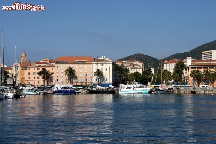 Immagine Ajaccio fotografata da un traghetto in arrivo nella capitale della Corsica - © Ferderic B / shutterstock.com