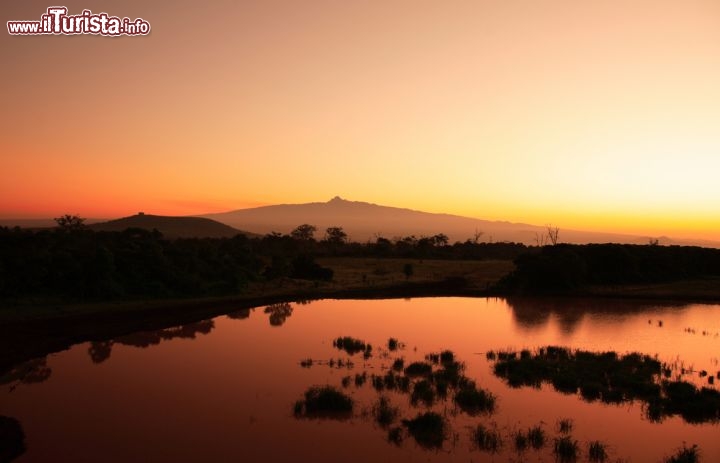 Immagine Alba in Africa: sullo sfondo Mount Kenya della Rift Valley. E' la seconda montagna per altitudine del continente africano - © Deborah Benbrook / Shutterstock.com