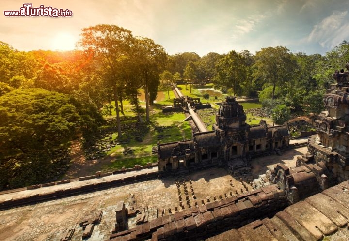Immagine Alba ad Angkor Wat, fotografata dalla sommità di un tempio. Il sito UNESCO si trova non distante da Siam Reap, in Cambogia - © Vitaly Maksimchuk / Shutterstock.com