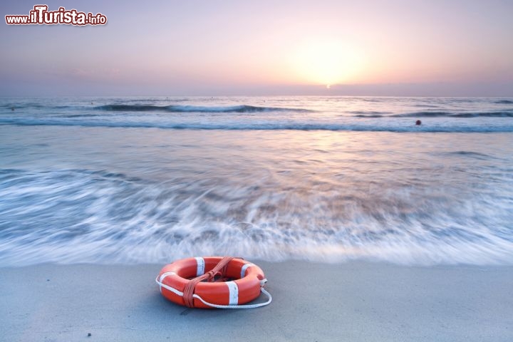 Immagine Alba in Costa Rei, uno dei tratti  di litorale più celebri della Sardegna  - © Jenny Sturm / Shutterstock.com