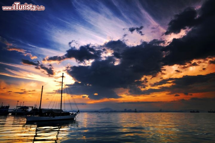 Immagine Alba di fuoco sul mare che s'affaccia davanti a George Town, nell'isola di Penang in Malesia - © Soo Hoo Kin Wen / Shutterstock.com