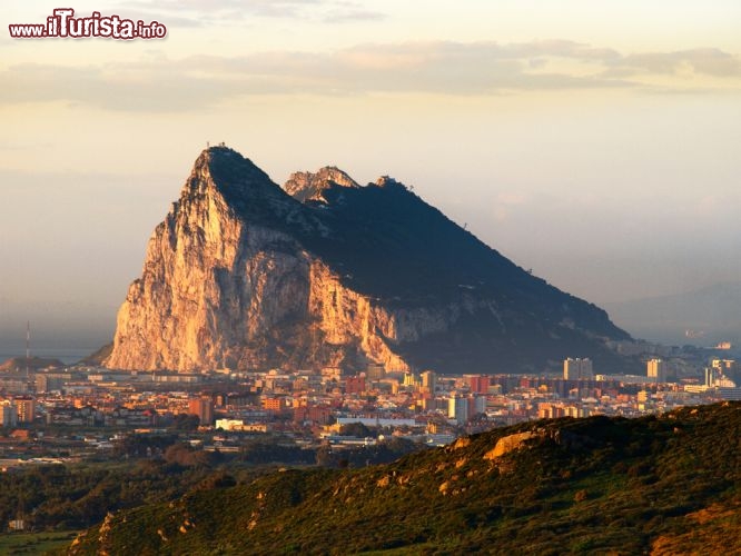 Immagine Alba sul promontorio di Gibilterra, segna il confine ovest del Mediterraneo - © Algefoto / Shutterstock.com