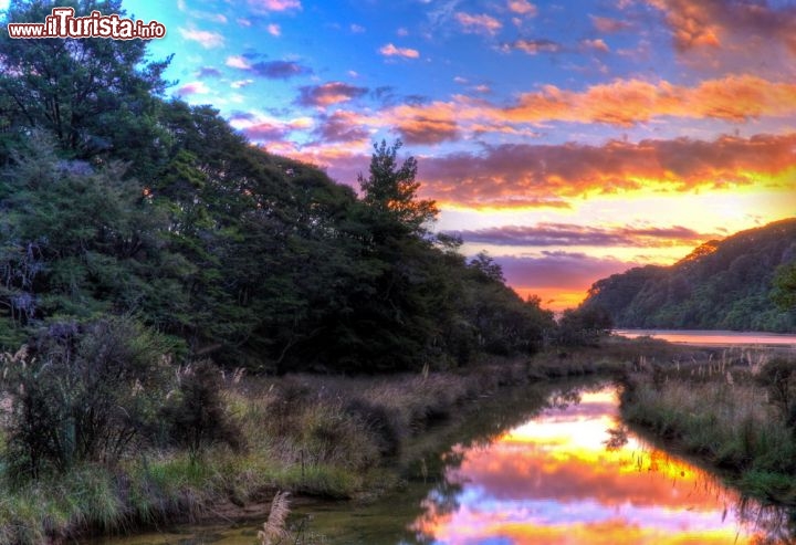 Immagine Alba su di un fiume del Parco Nazionale Abel Tasman in Nuova Zelanda - © Peter Wey / Shutterstock.com