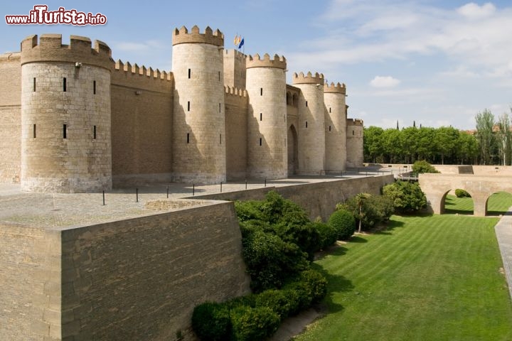 Immagine Nel palazzo dell'Aljaferìa di Saragozza si fondono elementi islamici, cristiano-medievali e risalenti all'epoca dei Re cattolici. Le possenti mura quadrangolari nella foto, rinforzate da torrioni circolari, risalgono al periodo arabo. L'edificio è protetto dall'UNESCO - © Santi Rodriguez / Shutterstock.com