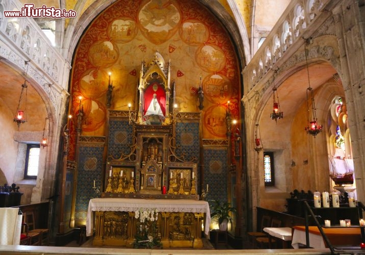Immagine Altare dentro la chiesa di Notre Dame a Rocamadour, famosa per la sua Madonna Nera - © Leonard Zhukovsky / Shutterstock.com