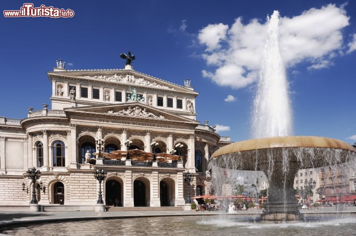 Immagine Alte Oper, la vecchia opera di Francoforte la città del Land Assia, in Germania  - © Silberkorn / Shutterstock.com