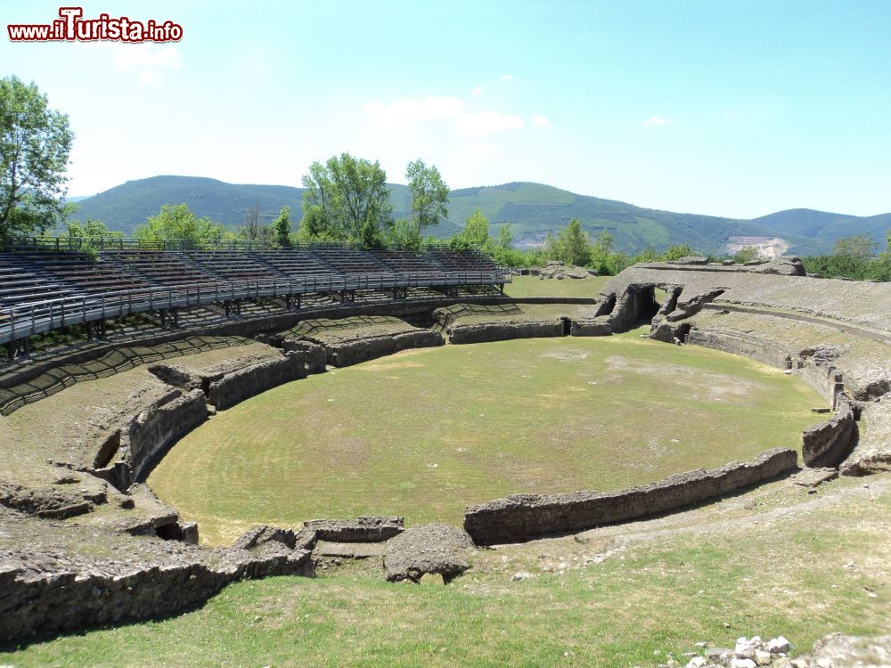 Immagine L'anfiteatro romano di Avella in Campania  - ©  Geosergio / Wikipedia