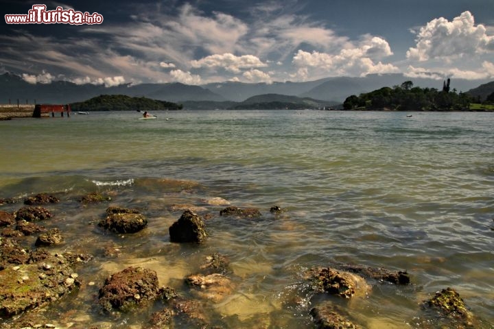 Immagine Angra dos Reis ed il suo magico litorale nello stato di Rio de Janeiro, in Brasile - © Luiz Antonio da Silva Shutterstock.com